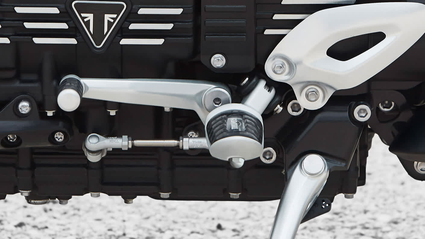 Triumph Rocket 3 R equipped with adjustable ergonomics which entails mid-foot controls with two vertical position settings to suit rider preference.